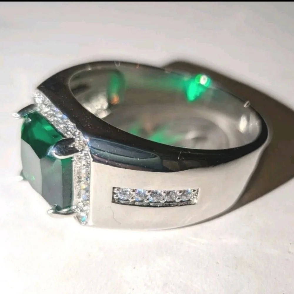 Silvery Classic Men's emerald green Gemstone Lab Created Diamond Ring Size 9